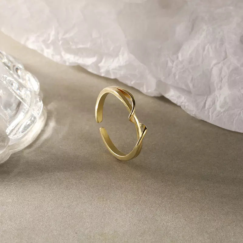 Twining Ribbon Ring - Crown Olive