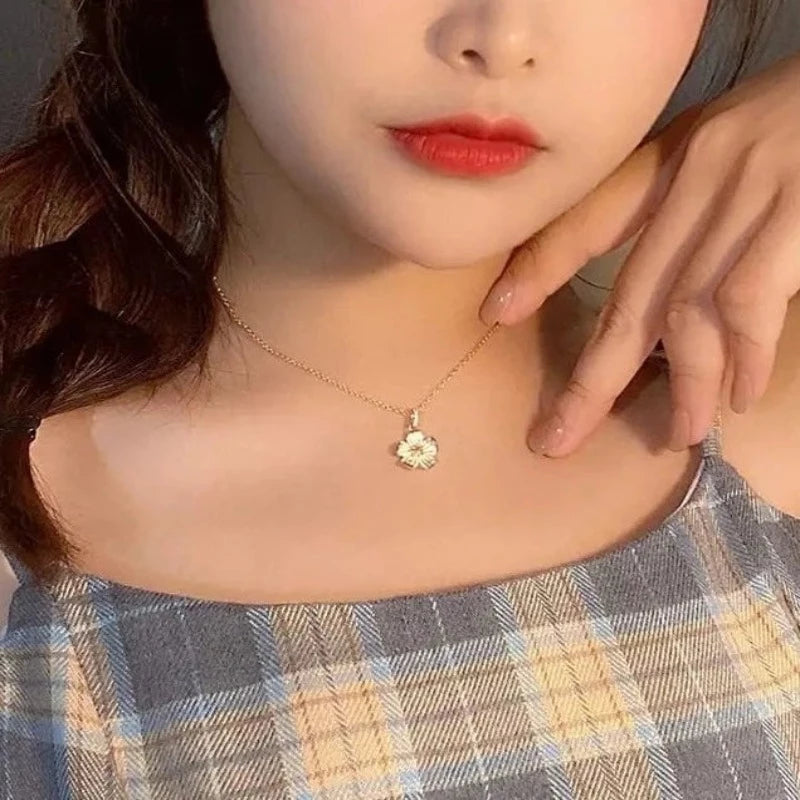 The Daisy Flower Necklace
