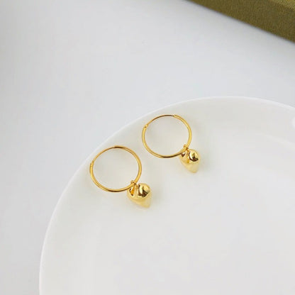 أقراط متدلية على شكل قلب